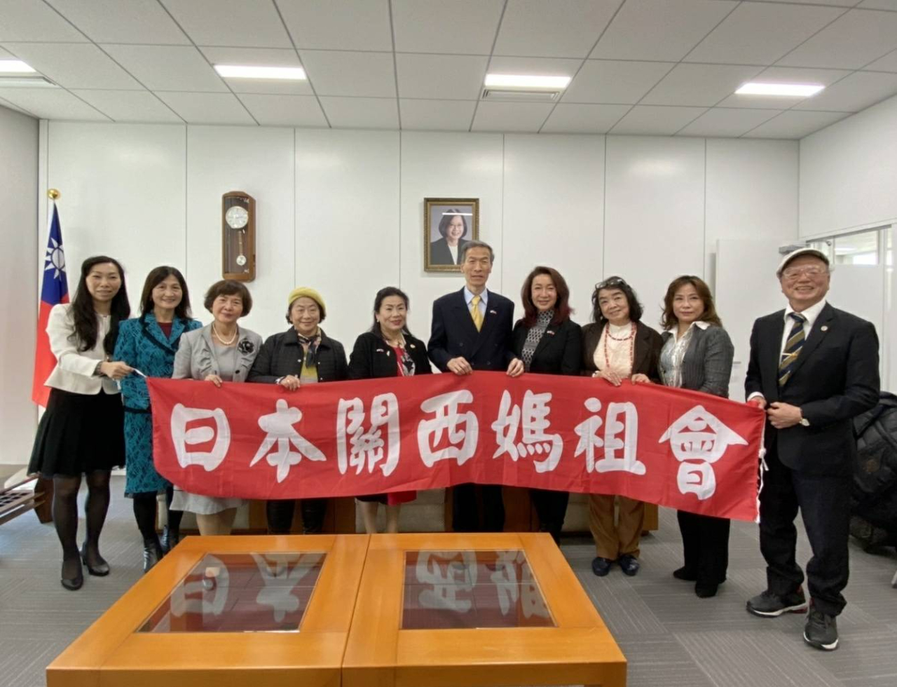 向明德處長(右5)與日本關西媽祖會幹部合影