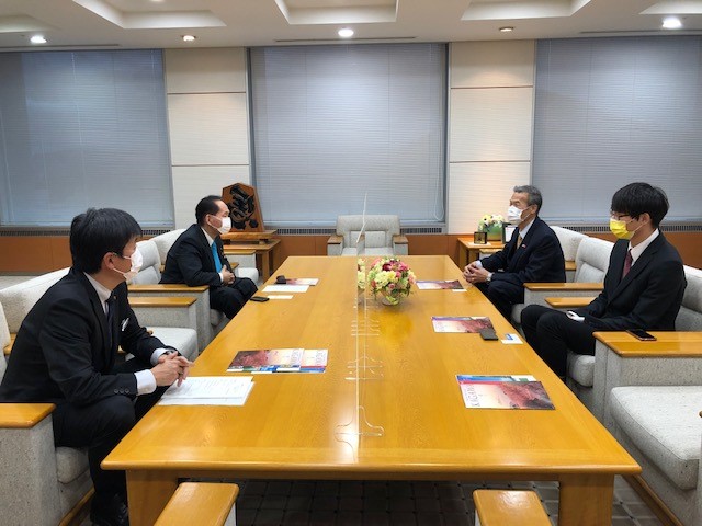 （左至右）尾崎英司知事公室長、浜田知事、向處長、吳秘書