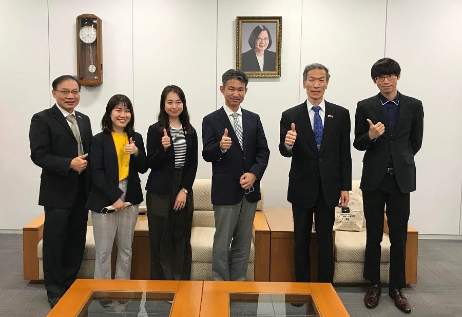 向處長（右二）及張副處長(左一)與北林次長(右三)乙行、吳秘書(右一)合影