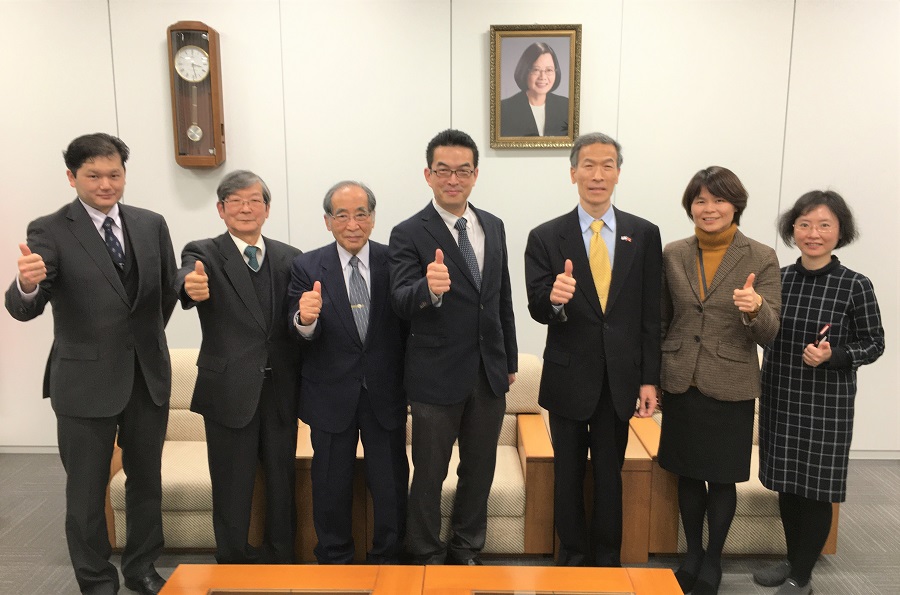 （左起）高室事務局長、高佳芳老師、吉川理事、諸井會長、向處長、林育秘書及李秘書