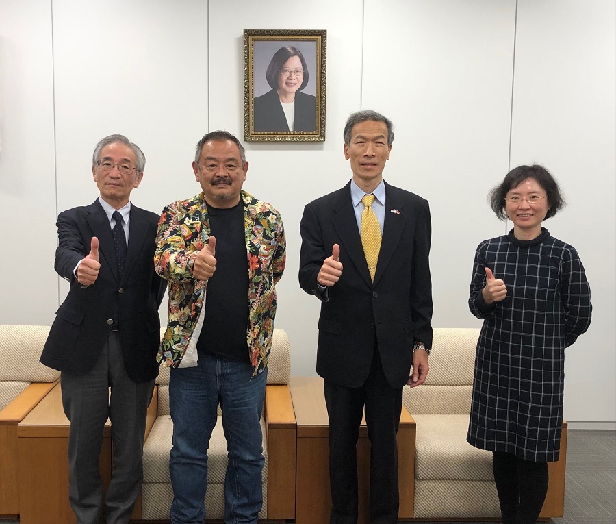 （左至右）山田專務理事、田所參事、向處長、李秘書