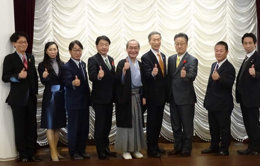 （左起）北川區長、楊秘書、小島會長、寺田議聯會長、門川市長、向處長、田中議長，僑會魏會長、津田議聯副會長