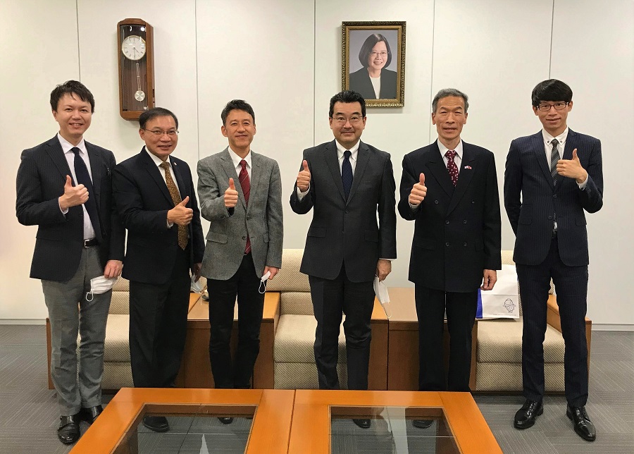 向處長（右二）及張副處長(左二)與鈴木董事(右三)、杉原部長(左三)、加藤組長(左一)、吳秘書(右一)合影