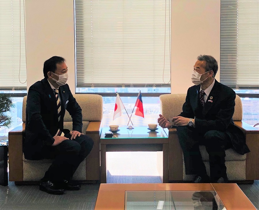 向處長（右）與東參議員（左）