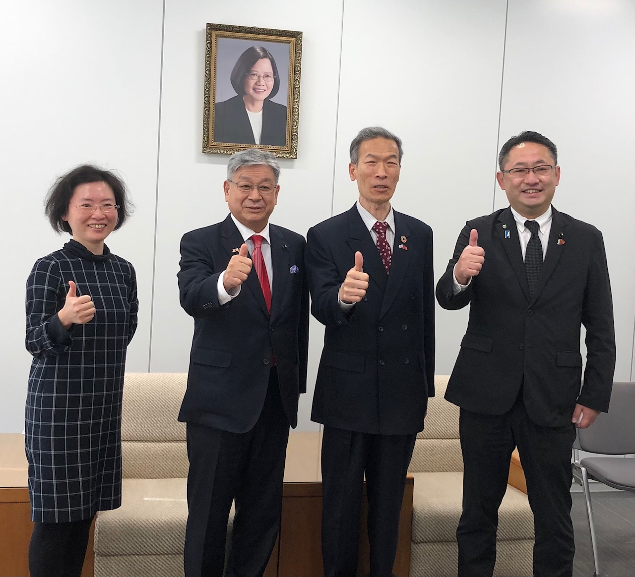 （右至左）松田議員、向處長、藤繩會長、李秘書