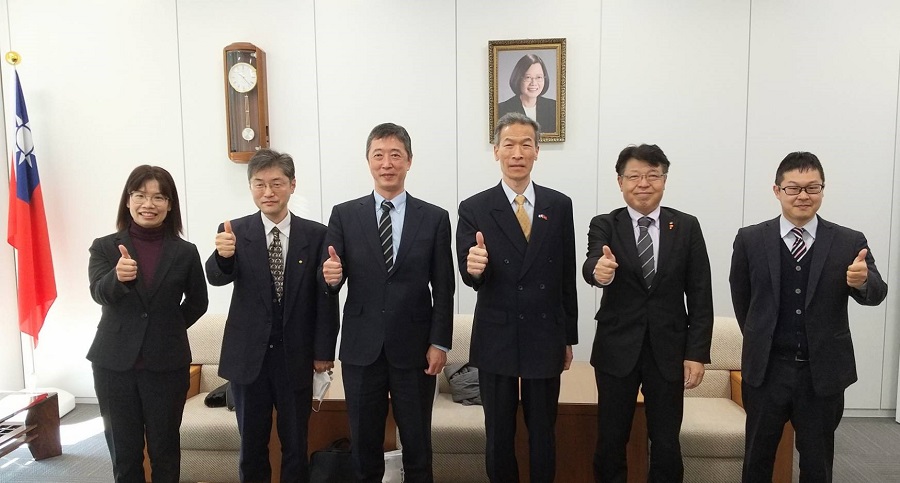 （左起）松浦係長、松浦課長、河上課長、向處長、鶴村所長、奧野主任