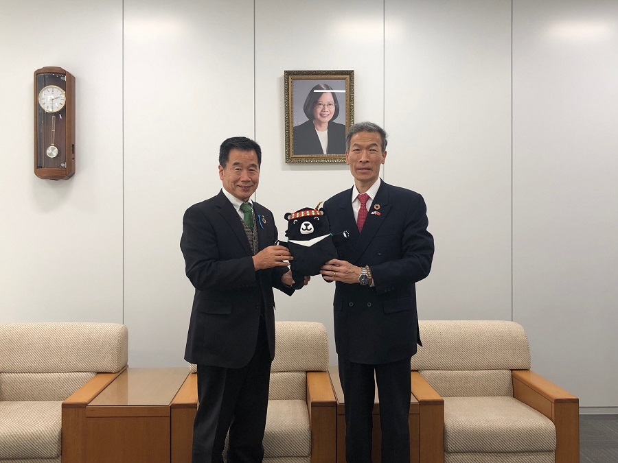 向處長（右）與藤原町長（左）