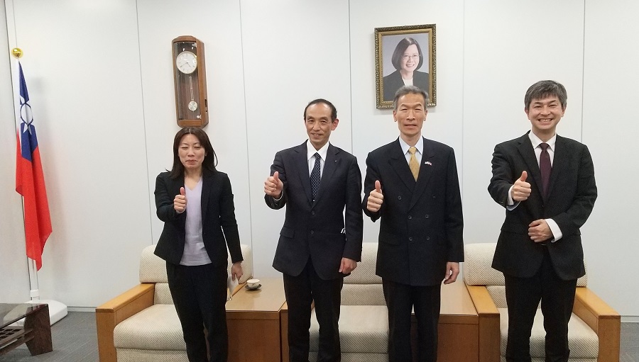 （左起）久次米營業戰略幹、正木本部長、向處長、池內秀剛主查兼係長