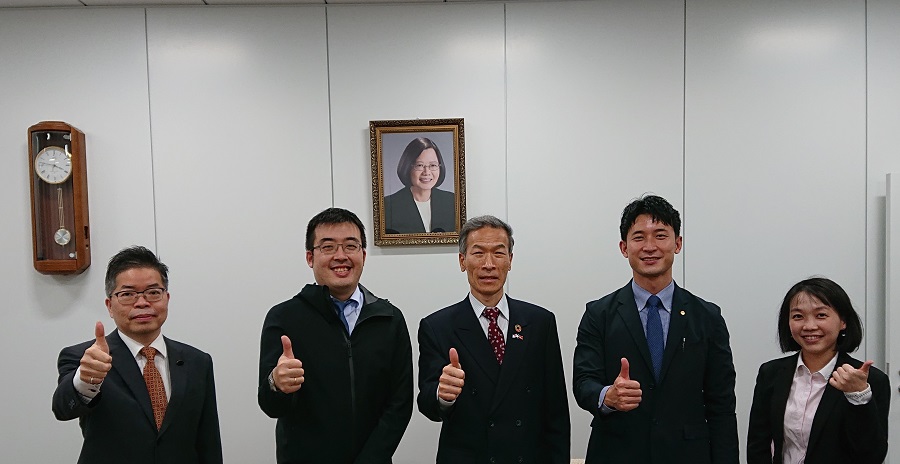 向處長（中）、林組長(左一)、黃秘書(右一)與謝支社長(左二)、松本資深專員(右二)合影