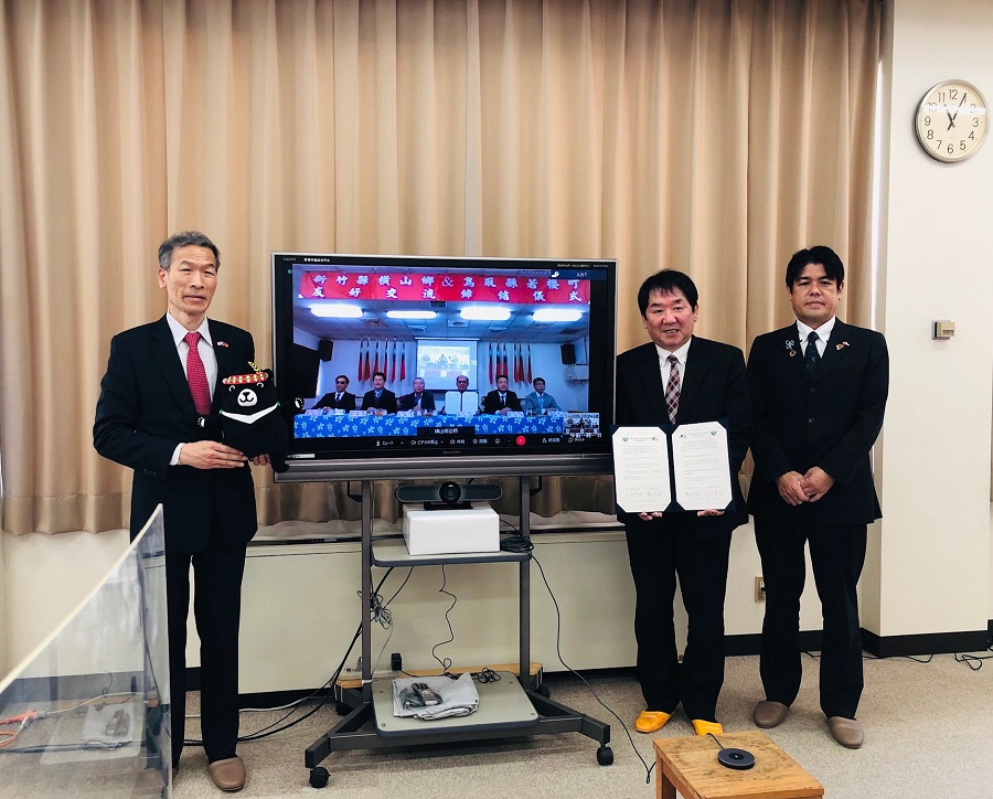 向處長（左）、矢部町長（右二）、鈴木局長（右一）與橫山鄉會場線上合影