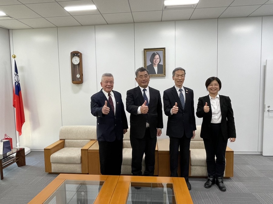 左起：劉義村顧問、河合康裕、向明德處長、黃貴美副會長