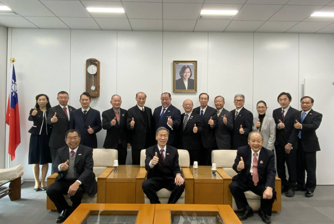 第一排左起：郭重信會長、向明德處長、洪里勝信名譽會長、連茂雄理事長(第二排左5)及陳雪霞校長(第二排右3)等人新年拜會合影