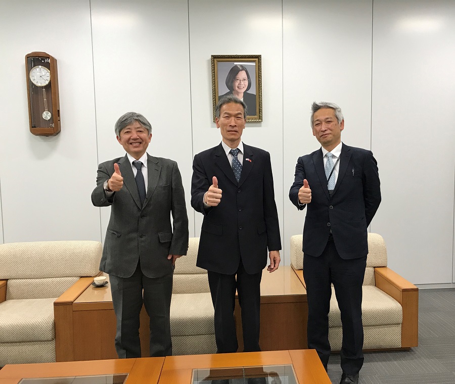 (左起) 內野執行役員、向處長、真鍋秘書室長