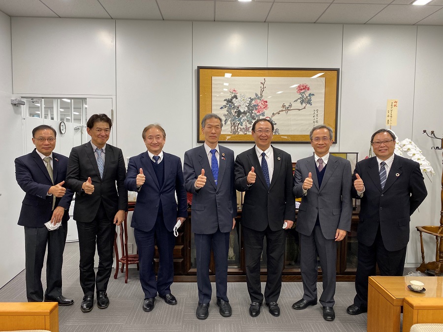 右起：張事務局長、洪里副會長、王會長、向處長、池本副會長、宮島事務局次長及張副處長