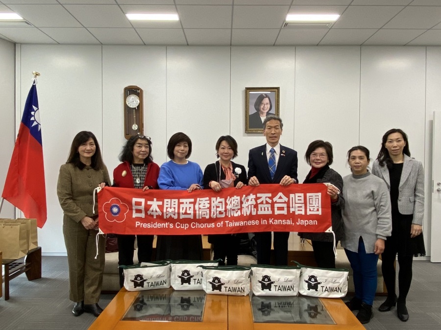 向處長(右4)與拜會人員合影