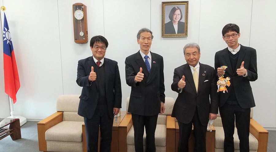 左起：河村先生、向處長、有田會長及吳秘書