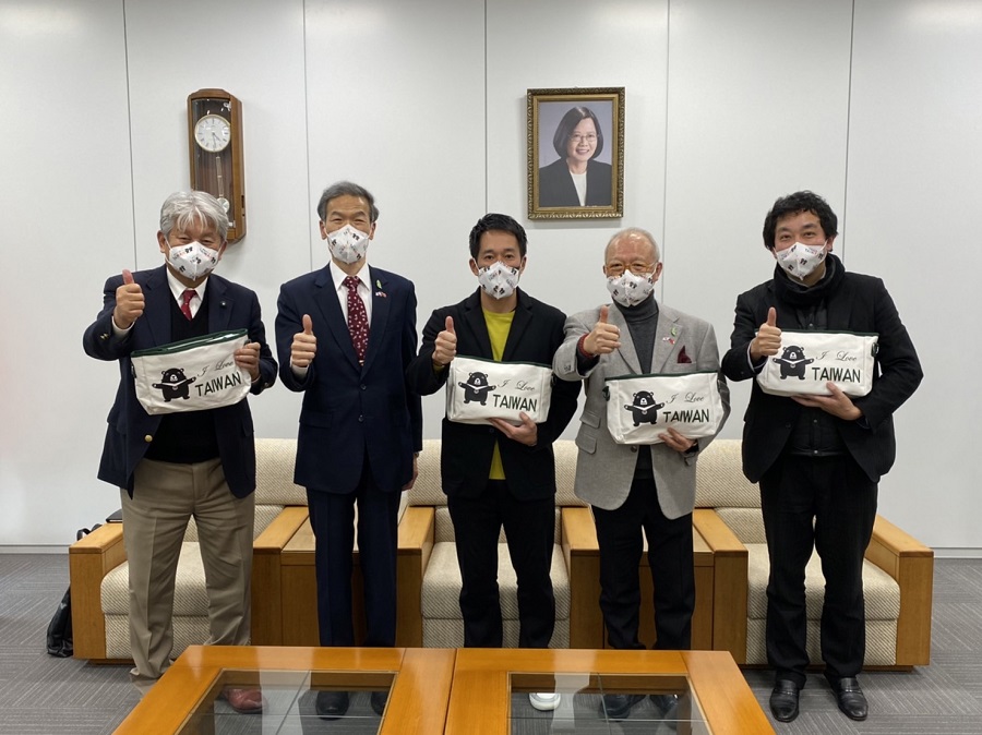 左起：多賀議員、向處長、平野教練、陳會長、洲濱課長