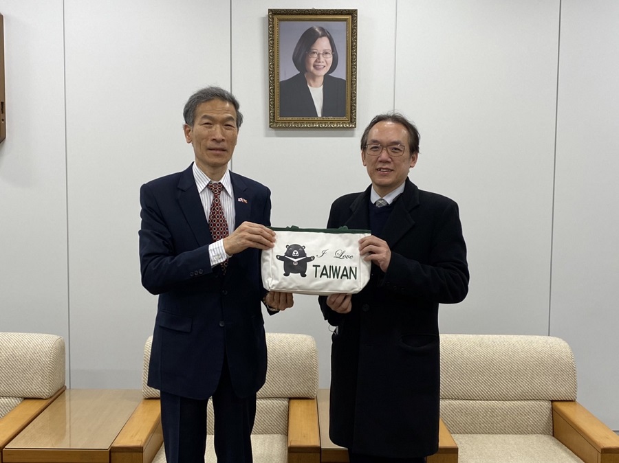 向處長(左)贈送僑委會愛心能量包予劉支店長(右)