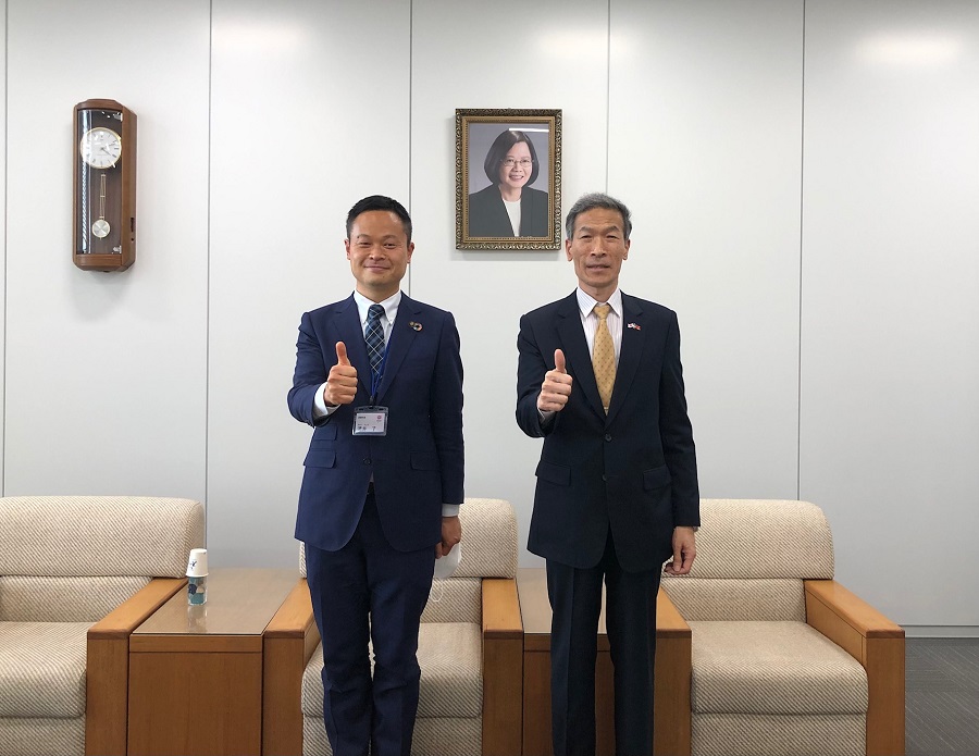 酒井市長（左）、向處長（右）