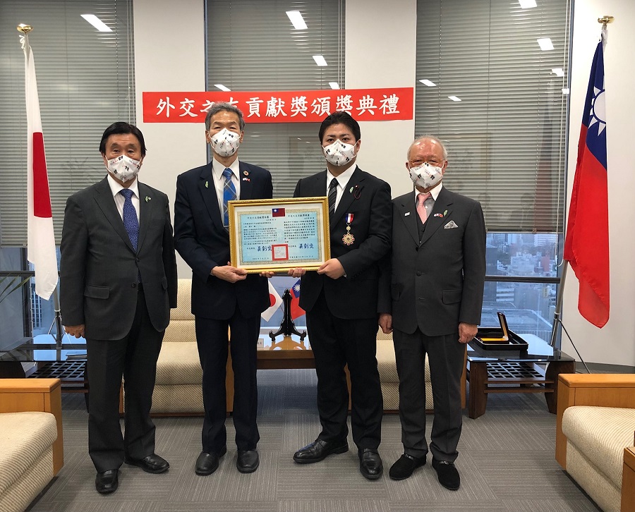 (左起)安達會長、向處長、上畠事務局長、陳會長