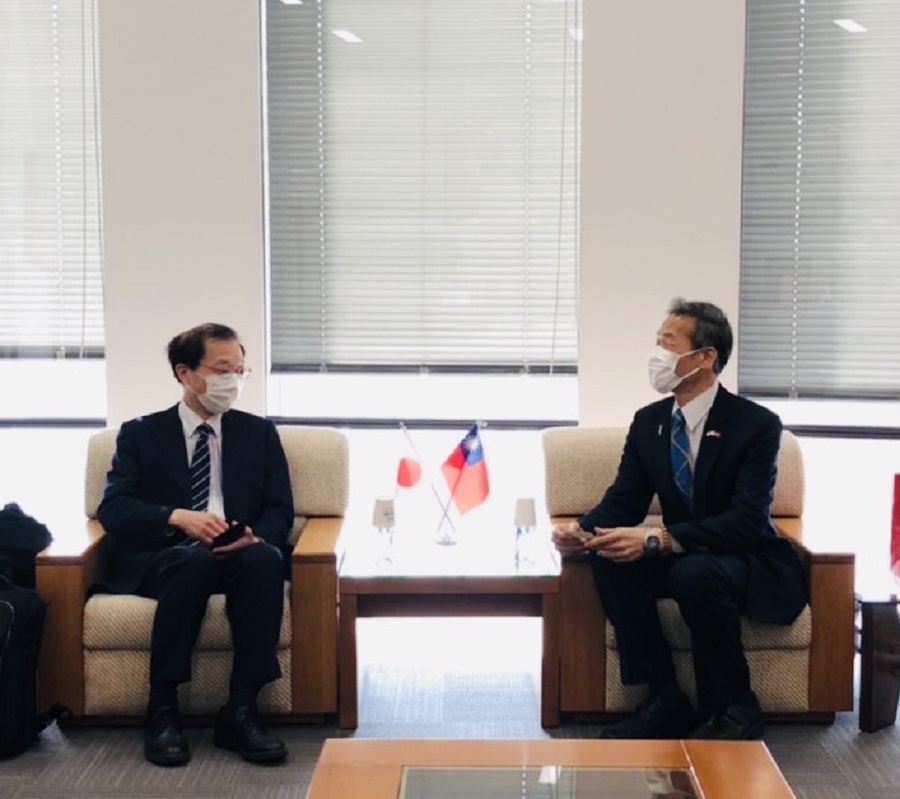 近藤伸二教授(左)與向明德處長交換意見