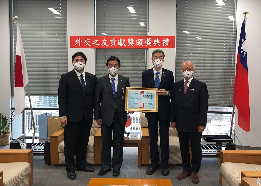 （左起）上畠議員、安達會長、向處長、陳會長