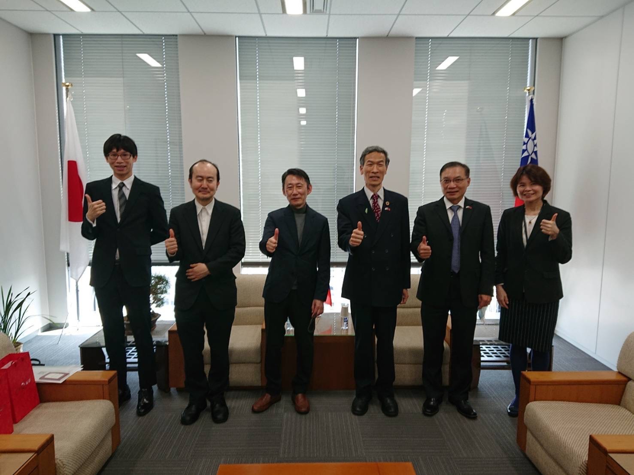 左至右:、吳秘書、吉田博士、塚原博士、向處長、張副處長、林秘書