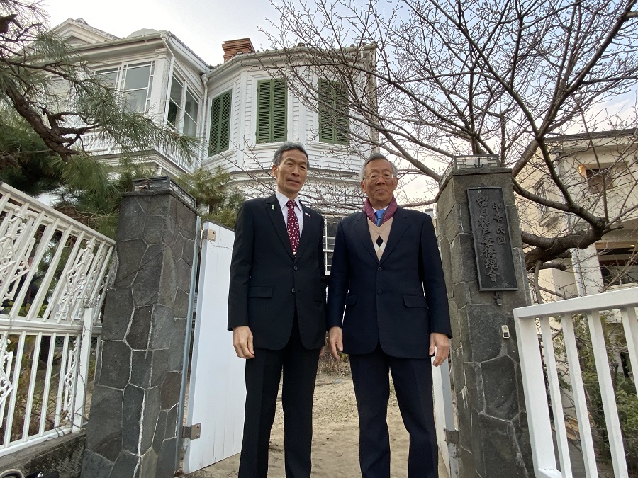 向處長(左)及陸會長(右)於總會門口合影