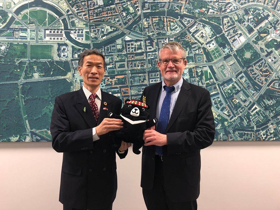 向處長（左）、Eberts總領事（右）