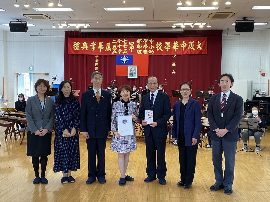 左起：林秘書、楊秘書、向處長、中西僑務促進委員、陳校長、連理事長及蔣副校長