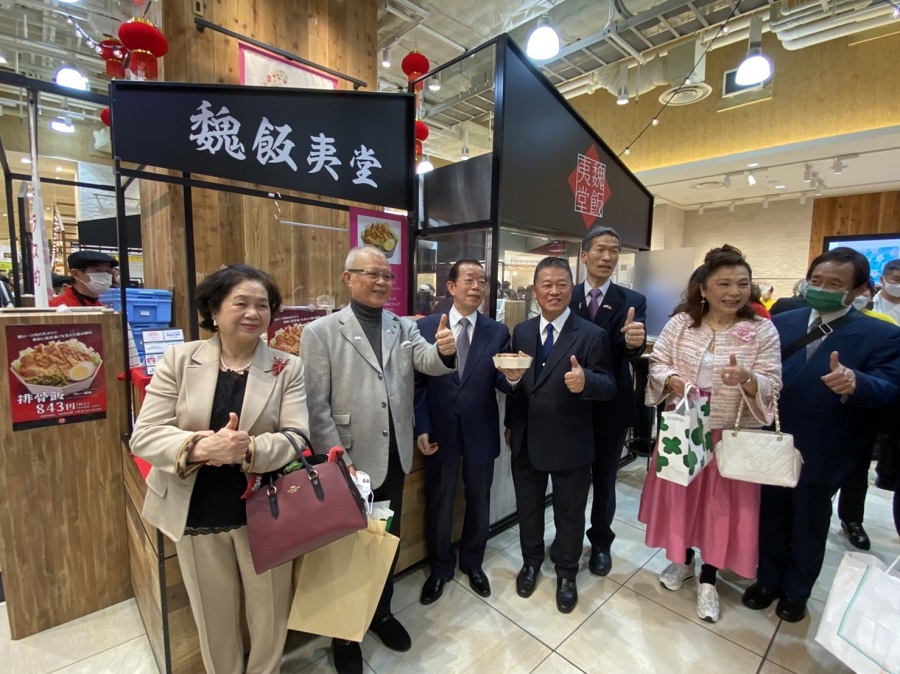 （左至右）日本臺灣商會聯合總會俞秀霞總會長、日本臺灣後援會陳天隆會長、謝大使、京都華僑總會魏禧之會長、向處長、謝美香僑務諮詢委員、王輝生僑務委員