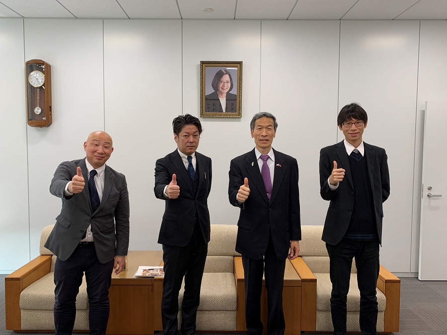 左至右:宇治課長、岡田部長、向處長、吳秘書