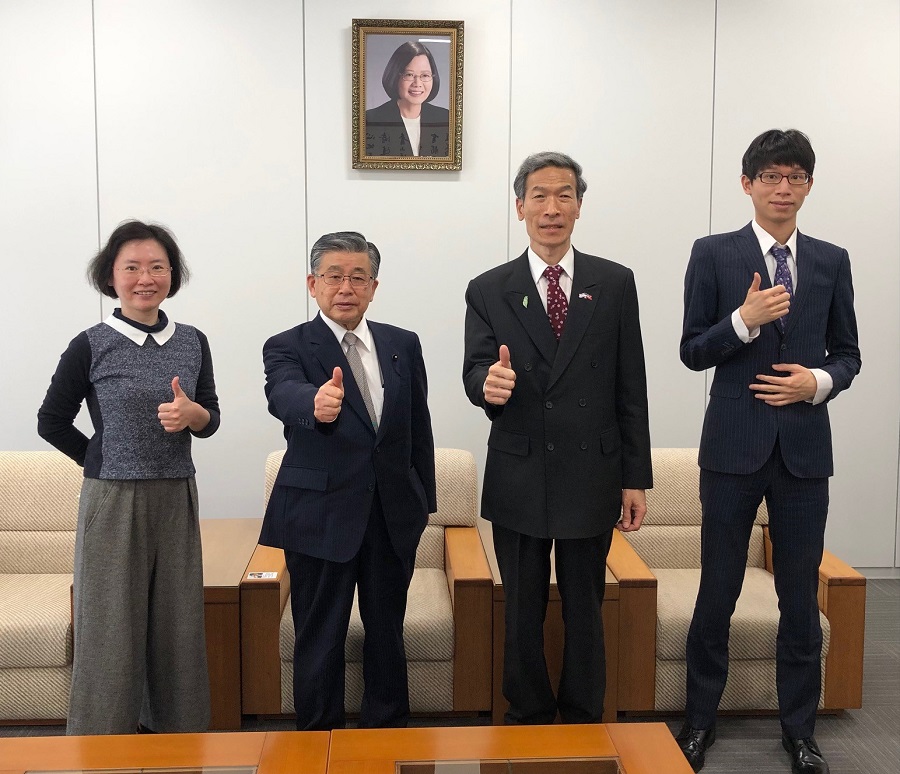 （左至右）李秘書、田中會長、向處長、吳秘書