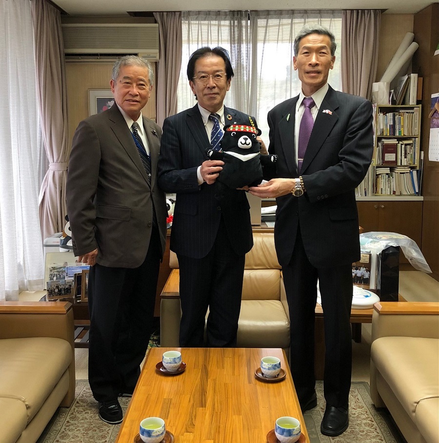 (左至右) 西尾會長、井澗町長、向處長