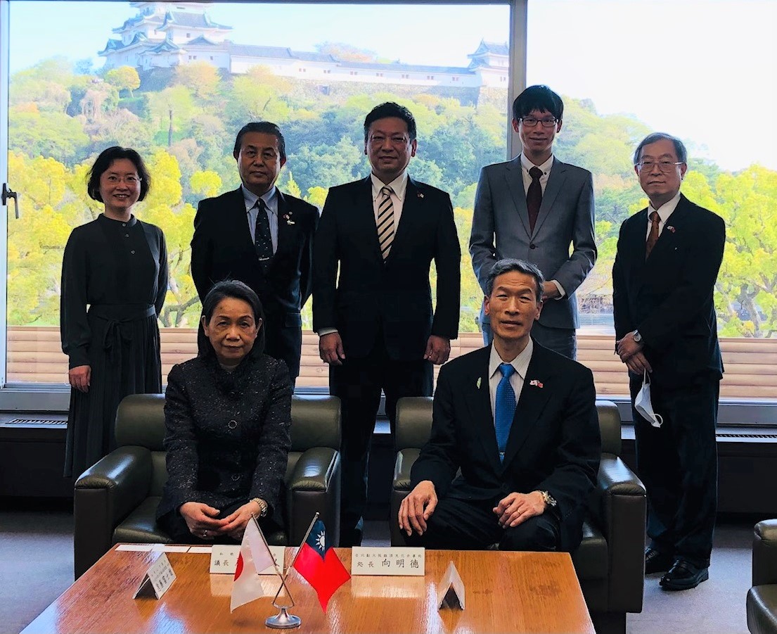 向處長（前右）、向夫人（前左）及戶田議長（後中）、遠藤會長（後左二）等人