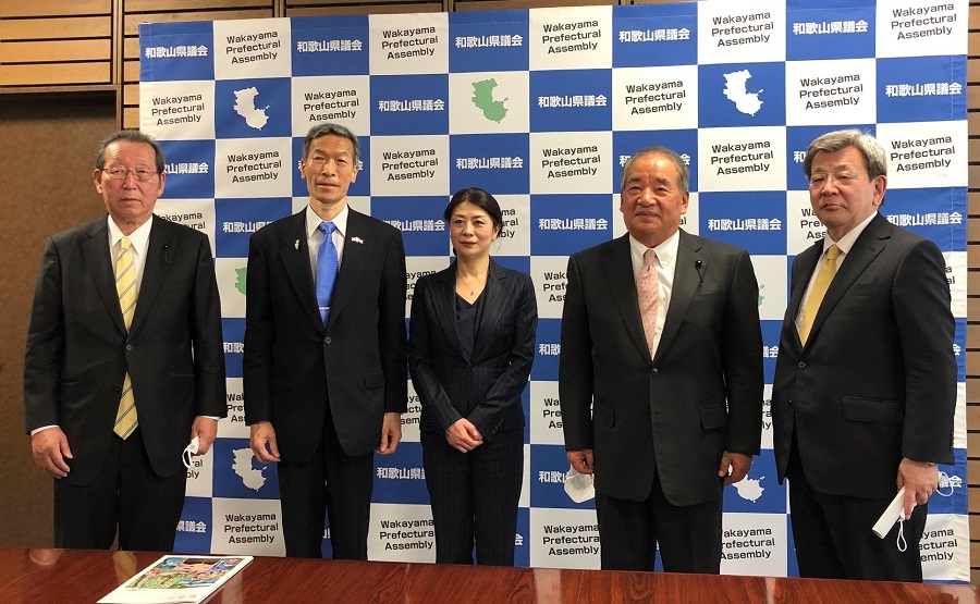 (左至右) 宇治田幹事長、向處長、森議長、尾崎會長、山下副會長