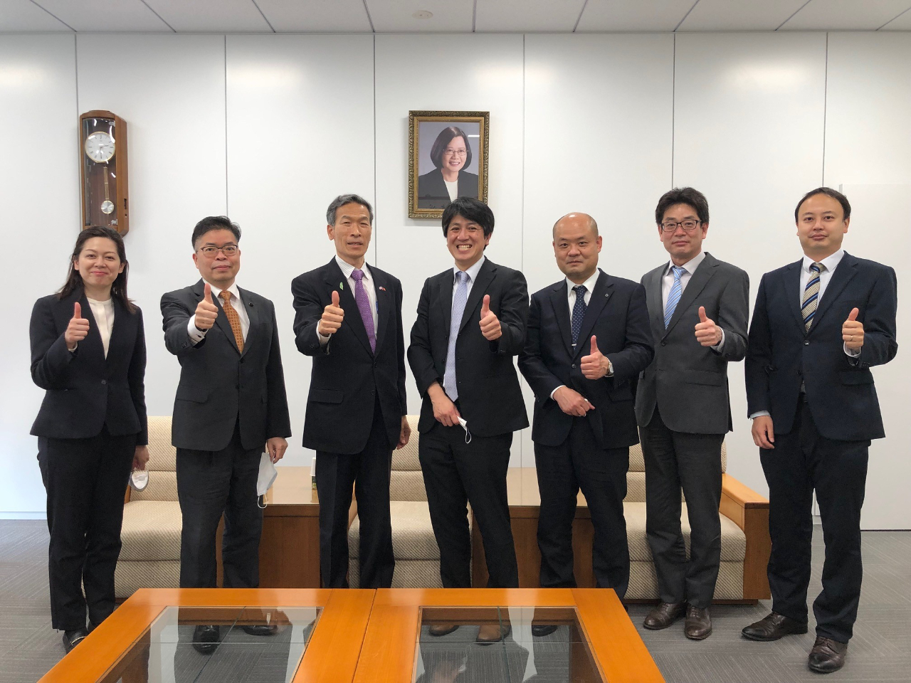 (左至右) 野田指導員、林組長、向處長、前田部長、小川事務局長、中島產業振興擔當長