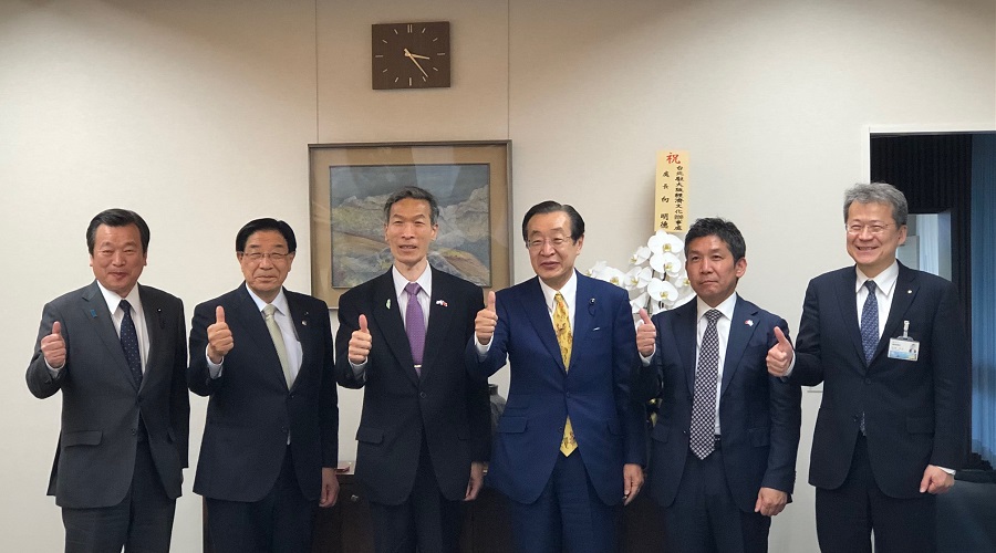 （左至右）藪田事務局長、中川會長、向處長、渡辺議長、奧野事務局長、山崎事務局長