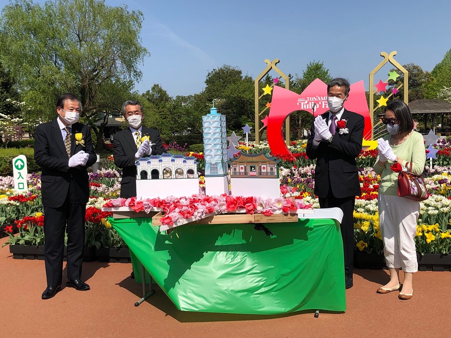 (左至右)夏野市長、川邊議長、向處長夫婦