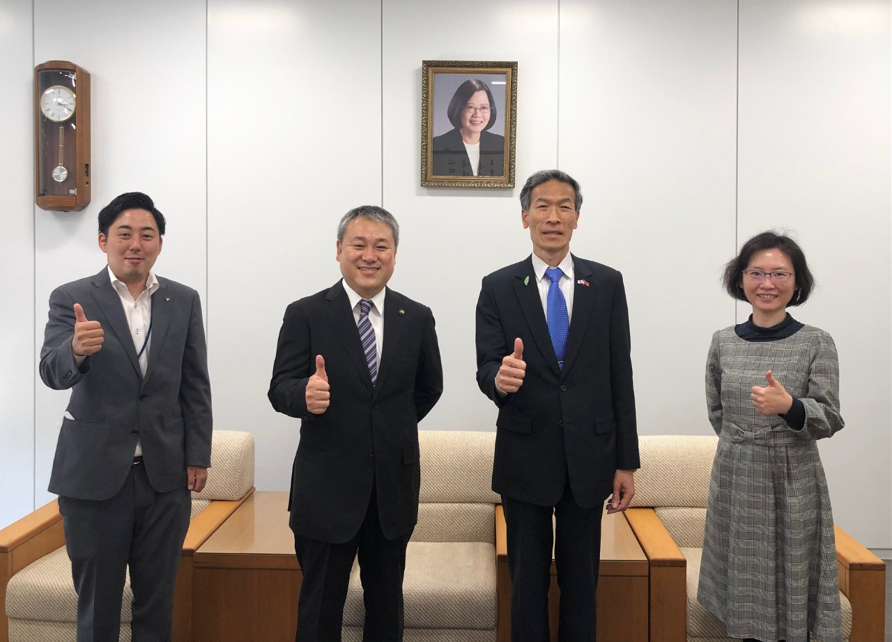 (左至右)吉原秘書、宮本市長、向處長、李秘書