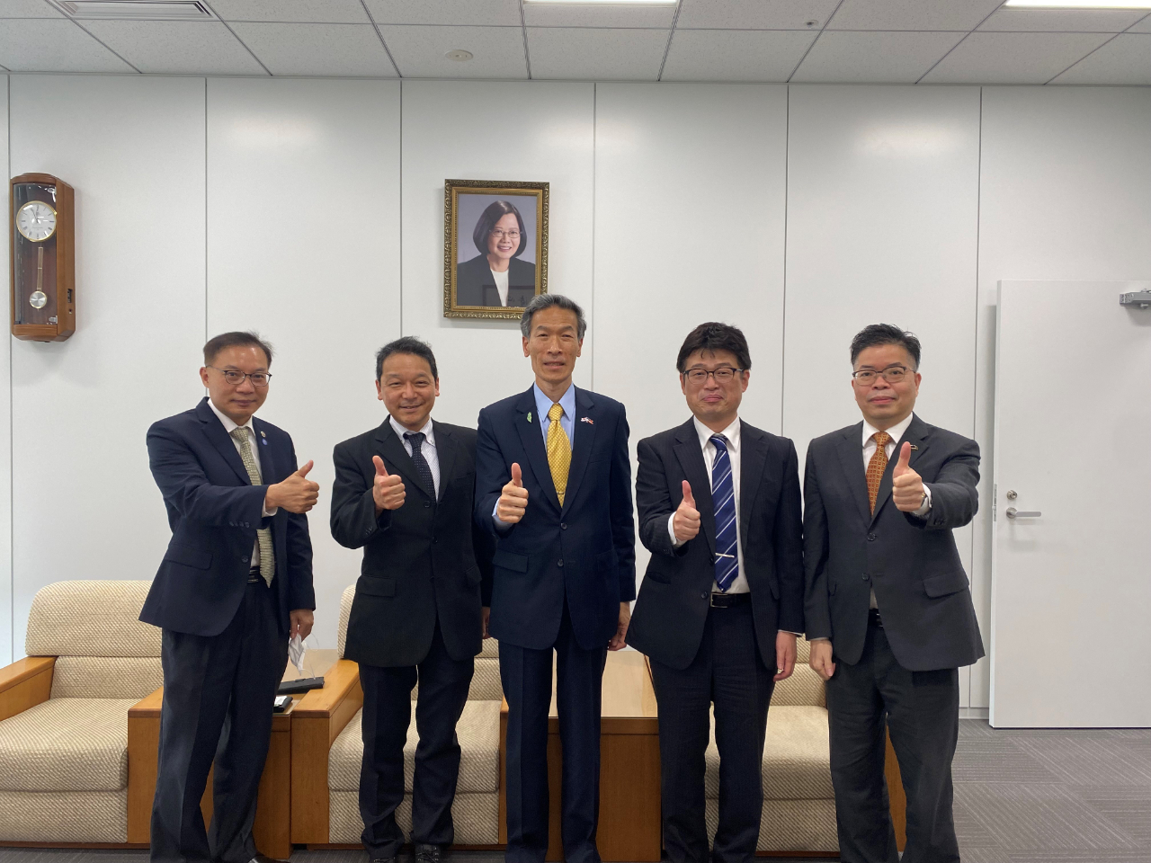 (左至右)張副處長、脇課長、向處長、岡田所長、林組長