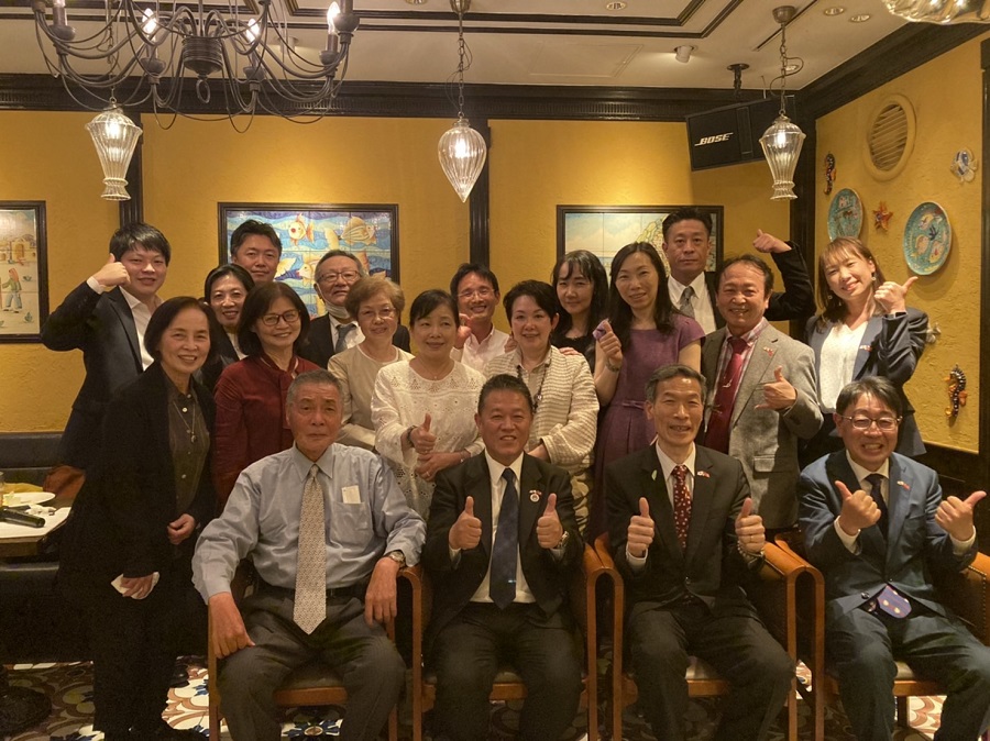第一排由右至左：小島裕史會長、向明德處長、魏禧之僑務委員、京都華僑總會安田伊佐男名譽會長