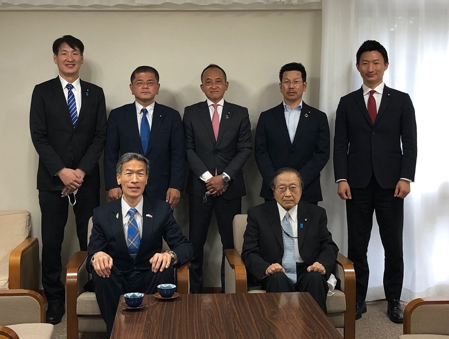 向處長（前左）、波多會長（前右）
（後排左至右）岸田光廣議員、土岐良二副會長、丸岡鐵也議員、明見孝一郎議員、光本圭佑議員