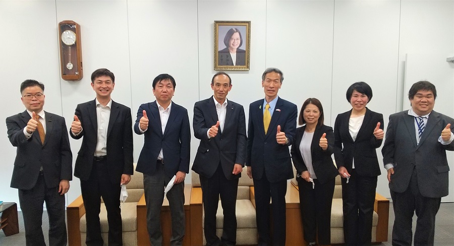 （左起）林組長、池內主查兼係長、原推進幹、正木本部長、向處長、永峰部長、加宮課長補佐、濱本主任