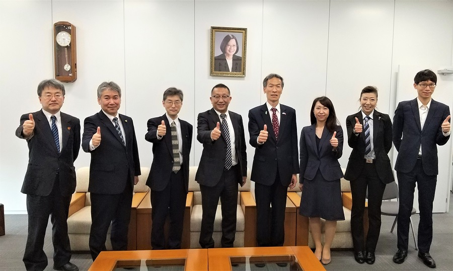 左起：藤田主幹、仙波所長、松浦室長、髙岡部長、向處長、高木主事、白石總監、吳秘書