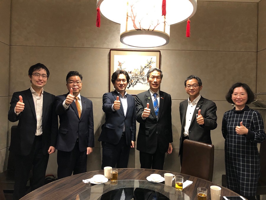 （左至右）藤原係長、林組長、高見專務理事、向處長、小谷課長、李秘書