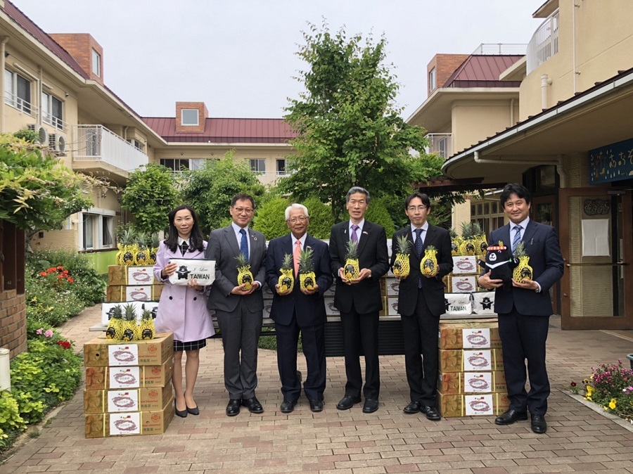 松田社長(左二)贈送臺灣鳳梨予岸和田學園