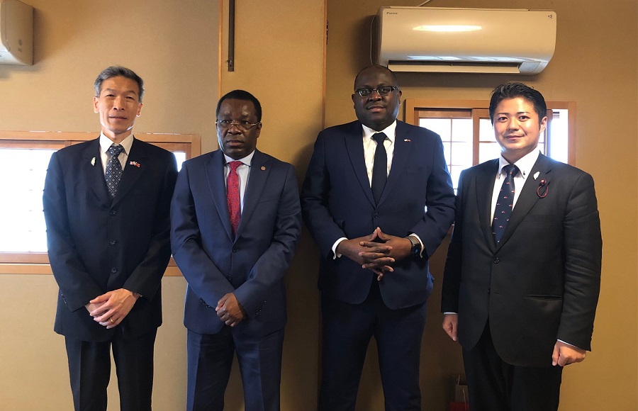 （左至右）向處長、DORVAL公使參事官、HONORAT特命全權大使、上畠議員