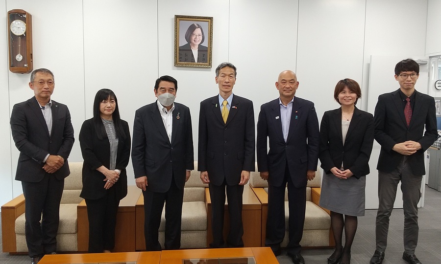 左起：中川克也課長、光貞香代子所長、箕野町長、向處長、湊議長、林秘書、吳秘書