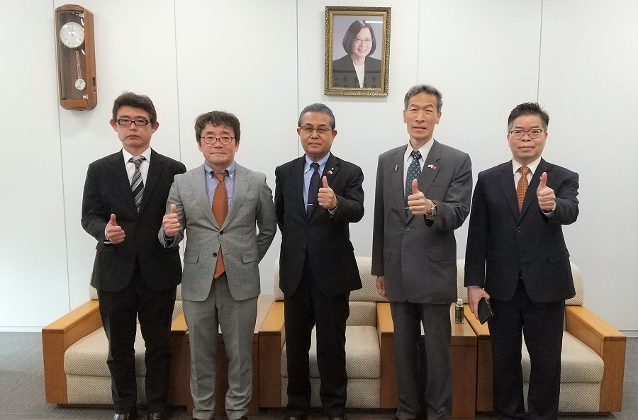 左起：久治米秘書、出口社長、遠藤會長、向處長、林組長